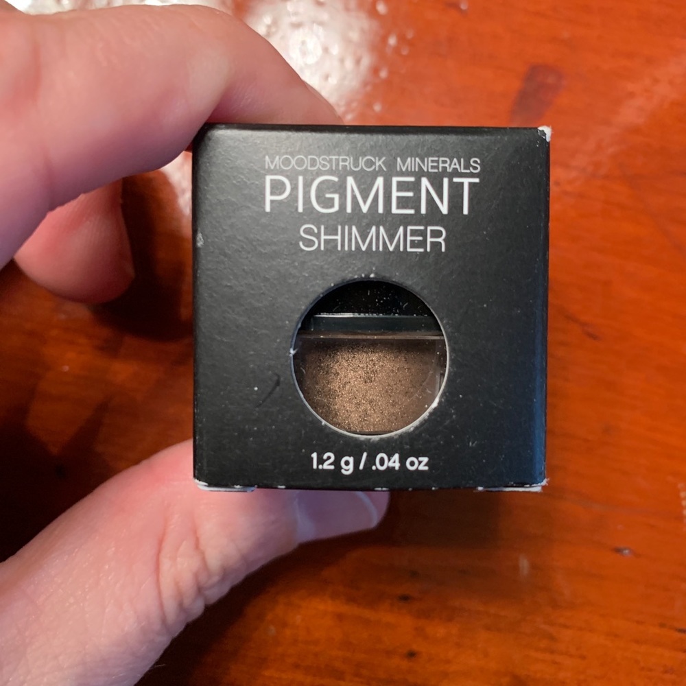 Younique Minerals pigment powder - Confident